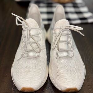 New Balance Women's ROAV athletic shoes